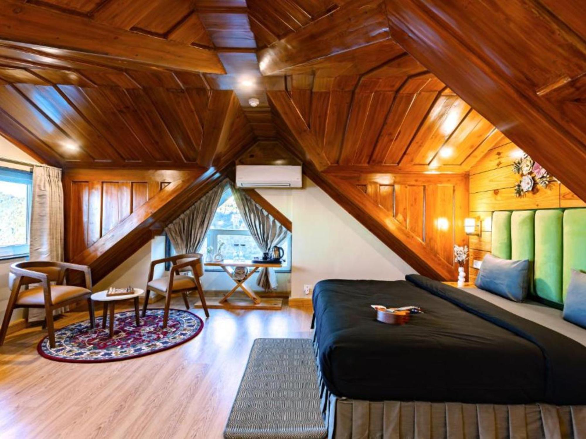The Hosteller Shimla, Valley View Room photo