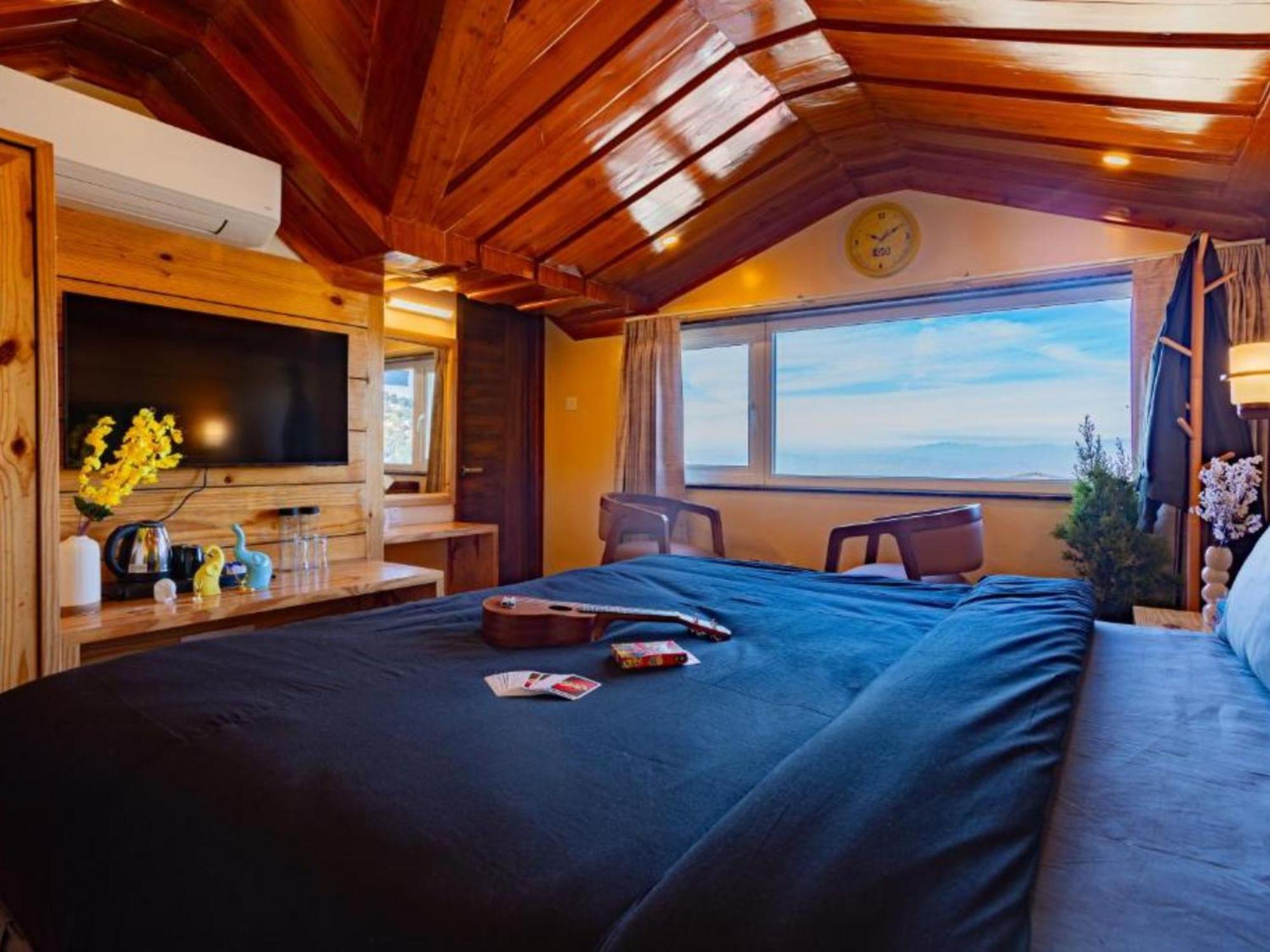 The Hosteller Shimla, Valley View Room photo